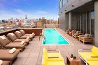 สระว่ายน้ำ Hotel Indigo LOWER EAST SIDE NEW YORK, an IHG Hotel