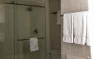 Toilet Kamar 6 Holiday Inn Express & Suites MIAMI AIRPORT EAST, an IHG Hotel