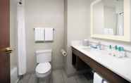 Toilet Kamar 5 Holiday Inn Express KNOXVILLE-STRAWBERRY PLAINS, an IHG Hotel