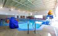 Swimming Pool 2 Holiday Inn Express FARGO SW - I-94 MEDICAL CENTER, an IHG Hotel