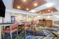 Bar, Cafe and Lounge Holiday Inn Express & Suites ALBANY AIRPORT - WOLF ROAD, an IHG Hotel