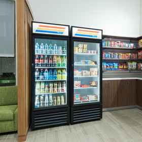 Grab a snack, beverage or travel essential from our 24/7 market 3 홀리데이 인 익스프레스 & 스위트 NEAREST UNIVERSAL ORLANDO, an IHG Hotel, 오렌지 카운티 호텔