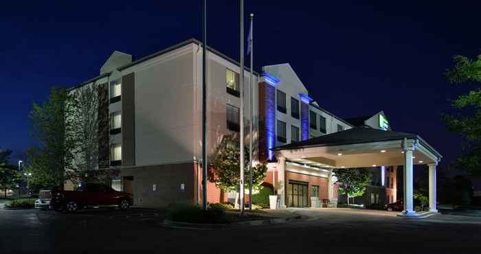 Exterior Holiday Inn Express & Suites MILWAUKEE-NEW BERLIN, an IHG Hotel