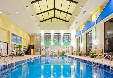 Swimming Pool Crowne Plaza ENGLEWOOD, an IHG Hotel