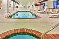สระว่ายน้ำ Holiday Inn Express & Suites BARTLESVILLE, an IHG Hotel
