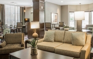 Lobi 2 Staybridge Suites JACKSONVILLE-CAMP LEJEUNE AREA, an IHG Hotel