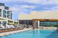 สระว่ายน้ำ Holiday Inn & Suites MAKATI, an IHG Hotel