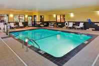 Kolam Renang Holiday Inn Express & Suites TOPEKA WEST I-70 WANAMAKER, an IHG Hotel