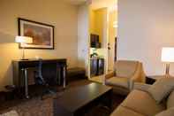Ruang Umum Holiday Inn Express & Suites TOPEKA WEST I-70 WANAMAKER, an IHG Hotel