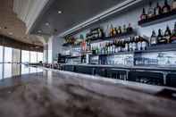 Bar, Cafe and Lounge Holiday Inn CHARLESTON-RIVERVIEW, an IHG Hotel