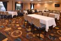 Functional Hall Holiday Inn Express & Suites LATHROP, an IHG Hotel
