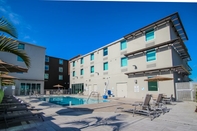 Swimming Pool Holiday Inn Express & Suites MIAMI AIRPORT EAST, an IHG Hotel