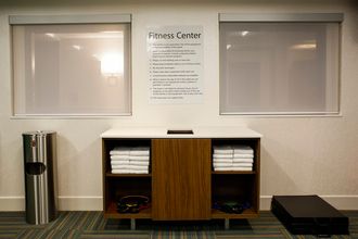 Lobby 4 Holiday Inn Express & Suites LOUISVILLE DOWNTOWN by IHG, an IHG Hotel