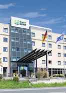 The hotel is only 15 minutes by car from the airport. Holiday Inn Express FRANKFURT AIRPORT, an IHG Hotel