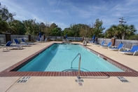 Swimming Pool Holiday Inn Express & Suites SAVANNAH - MIDTOWN, an IHG Hotel