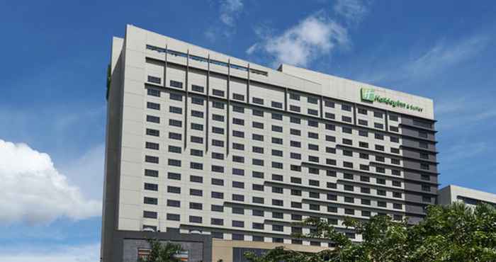 ภายนอกอาคาร Holiday Inn & Suites MAKATI, an IHG Hotel