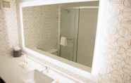 In-room Bathroom 3 Holiday Inn ORLANDO-INTERNATIONAL AIRPORT, an IHG Hotel