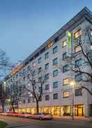 Holiday Inn Express on a broad, tree-lined boulevard in Berlin. ฮอลิเดย์อินน์เอ็กซ์เพรส เบอร์ลินซิตี้เซ็นเตอร์ - เครือโรงแรมไอเอชจี