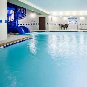 Dickinson Holiday Inn Express & Suites Hotel Indoor Swimming Pool1Holiday Inn Express & Suites DICKINSON by IHG, an IHG Hotel,斯塔克县飯店