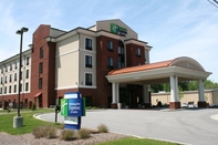 Exterior Holiday Inn Express & Suites ROCKINGHAM, an IHG Hotel