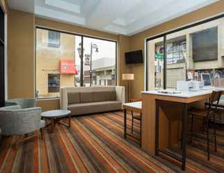 Lobi 2 Holiday Inn Express SPRINGFIELD DOWNTOWN, an IHG Hotel