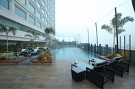 สระว่ายน้ำ Crowne Plaza NEW DELHI MAYUR VIHAR NOIDA, an IHG Hotel