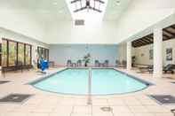 Swimming Pool Crowne Plaza VIRGINIA BEACH TOWN CENTER, an IHG Hotel