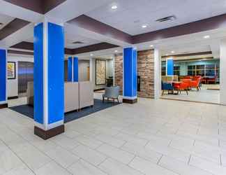 Lobby 2 Holiday Inn Express & Suites MORRISTOWN, an IHG Hotel