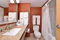 In-room Bathroom Holiday Inn Express & Suites OCEAN CITY - NORTHSIDE, an IHG Hotel