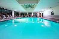 สระว่ายน้ำ Holiday Inn BIG RAPIDS, an IHG Hotel