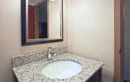 Phòng tắm bên trong 7 Holiday Inn Express & Suites PITTSBURGH WEST MIFFLIN, an IHG Hotel
