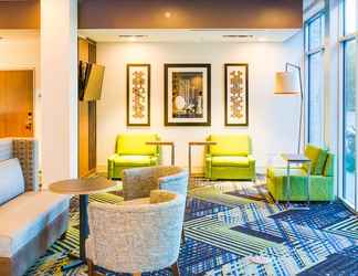 Lobi 2 Holiday Inn Express & Suites RUSSELLVILLE, an IHG Hotel