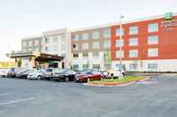 Ruang Umum Holiday Inn Express & Suites RUSSELLVILLE, an IHG Hotel