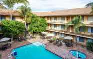 Kolam Renang 4 Holiday Inn Express SIMI VALLEY, an IHG Hotel