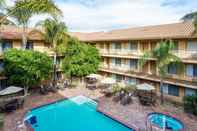 Kolam Renang Holiday Inn Express SIMI VALLEY, an IHG Hotel