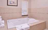 Toilet Kamar 6 Holiday Inn Express & Suites PITTSBURG, an IHG Hotel