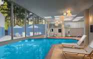 Swimming Pool 3 Crowne Plaza PORTLAND-LAKE OSWEGO, an IHG Hotel