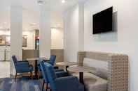 Bar, Cafe and Lounge Holiday Inn Express & Suites CHICAGO WEST - ST CHARLES, an IHG Hotel