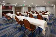 Ruangan Fungsional Holiday Inn Express & Suites MINNEAPOLIS (GOLDEN VALLEY), an IHG Hotel