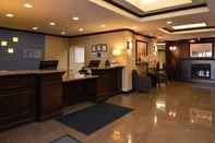 Lobi Holiday Inn Express & Suites FAIRMONT, an IHG Hotel