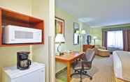 Bedroom 7 Holiday Inn Express WINFIELD - TEAYS VALLEY, an IHG Hotel