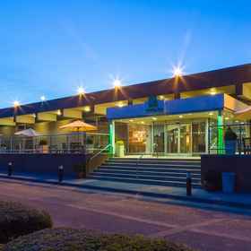 Evening at Holiday Inn Rugby-Northampton M1, Jct.181Holiday Inn RUGBY-NORTHAMPTON M1, JCT.18, an IHG Hotel,凯特灵区飯店