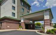 ภายนอกอาคาร 6 Holiday Inn Express BREEZEWOOD, an IHG Hotel