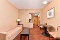 Common Space Holiday Inn Express BREEZEWOOD, an IHG Hotel