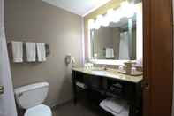 Phòng tắm bên trong Holiday Inn Express MARSHALL, an IHG Hotel
