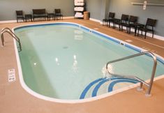 Swimming Pool 3 Holiday Inn Express OSAGE BCH - LAKE OF THE OZARKS by IHG, an IHG Hotel