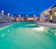 Swimming Pool 6 Holiday Inn REDDING, an IHG Hotel