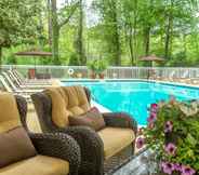 Swimming Pool 7 Holiday Inn CHARLOTTESVILLE-MONTICELLO, an IHG Hotel