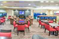 Bar, Cafe and Lounge Holiday Inn Express & Suites AUBURN, an IHG Hotel