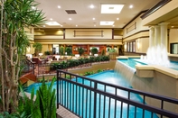 สระว่ายน้ำ Holiday Inn & Suites CINCINNATI-EASTGATE (I-275E), an IHG Hotel